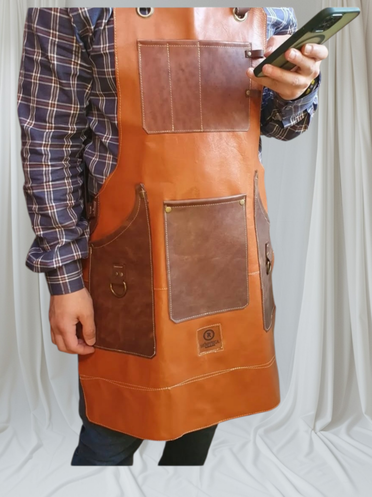 Pechera de cuero artesanal Castaño hecha a mano, modelo resistente con bolsillos amplios y diseño rústico de Rústika Handmade