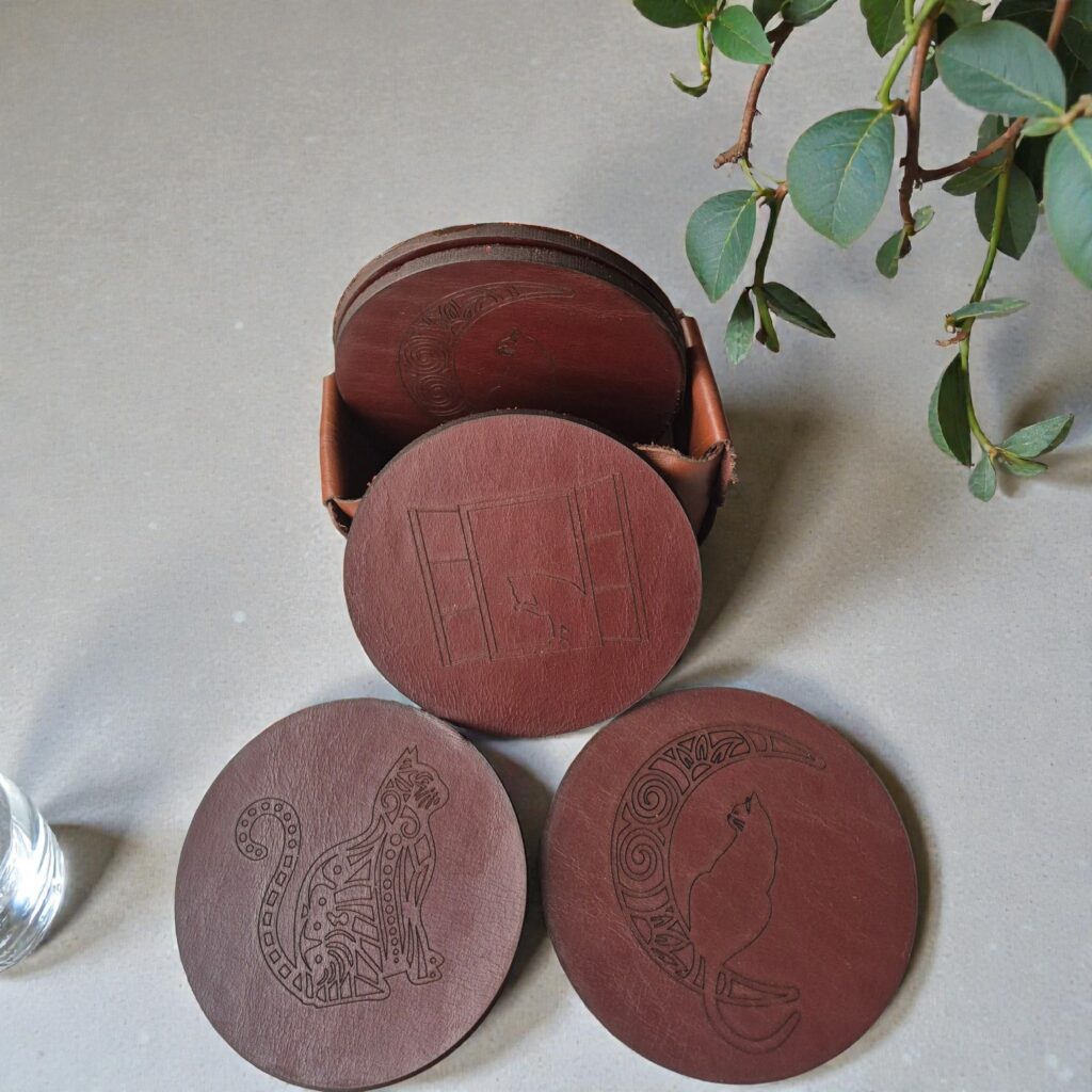 posavasos de cuero grabados